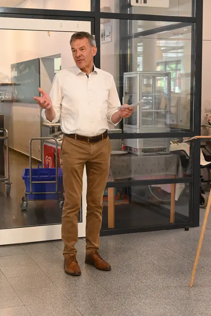 Vizebürgermeister Willi kam zur Ausstellungseröffnung und hob die Bedeutung der Thematik hervor.  | Foto: Königer