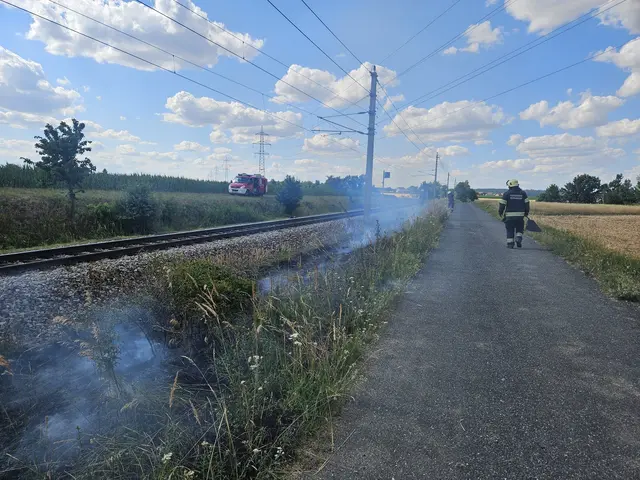Ein Brand am Bahndamm forderte am Montag den schnellen Einsatz der Feuerwehren. | Foto: Feuerwehr Sigmundsherberg