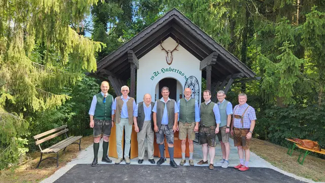 Landesjägermeister-Stv. Franz Hochholzer, ehem. Jagdleiter Johann Wagner, ehem. Jagdleiter Johann Lechner sen., Jagdleiter Martin Kendlbacher, Bezirksjägermeister Hannes Wagner, Bürgermeister Markus Burgstaller, Jagdleiter-Stv. Franz Kleindl, Vizebürgermeister Franz Eder | Foto: Gemeinde Viehdorf