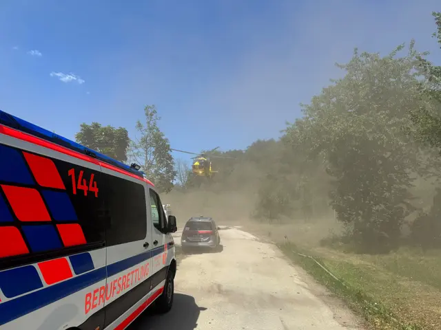 Die Verunfallte wurde anschließend mit einem Rettungshubschrauber zur weiteren Abklärung in den Schockraum einer Klinik gebracht. | Foto: Berufsrettung Wien