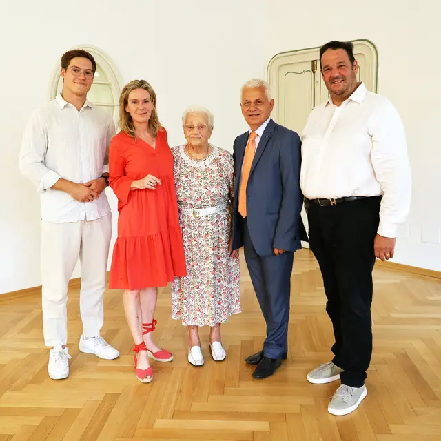 Bei der Jubiläumsfeier im Jänner konnte auch ein 101-jähriges Geburtstagskind gefeiert werden: Karoline Grasel. Bürgermeister Johann Zeiner, Vizebürgermeisterin Michaela -Haidvogel sowie die Gemeinderäte Erik Baldassari und Markus Waldner gratulierten dem besonderen Geburtstagskind aufs Herzlichste. | Foto: Marktgemeinde Maria Enzersdorf