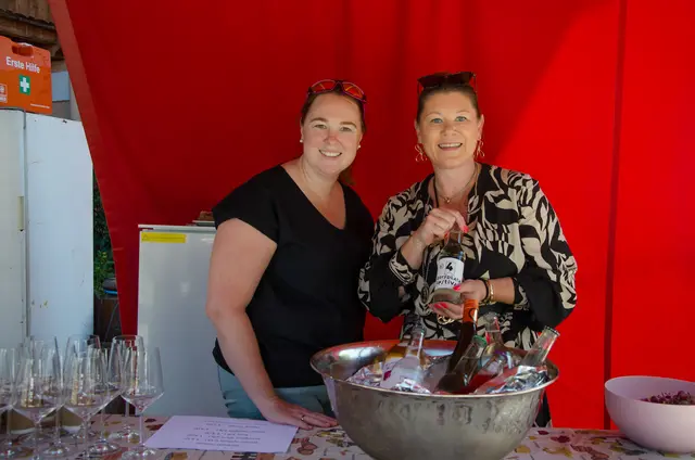 Traubensaft und erlesene Weine von Weinkellerei Waltschek (r.) löschten den Durst