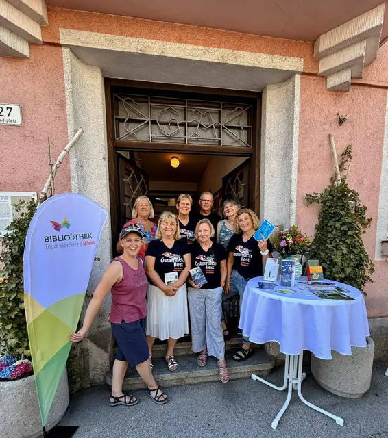 Die ehrenamtlichen Mitarbeiter der Stadtbücherei wollen mit den Flohmarkteinnahmen neue Medien für die Bücherei anschaffen. | Foto: Stadtamt Braunau