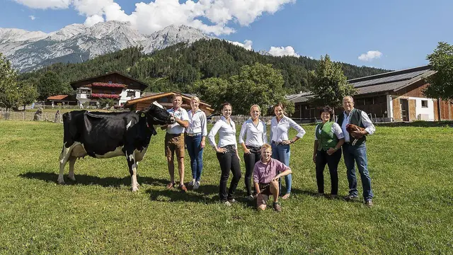 Buntes Markttreiben und Familienprogramm beim Bauernmarkt am Weberhof. | Foto: TVB Mils