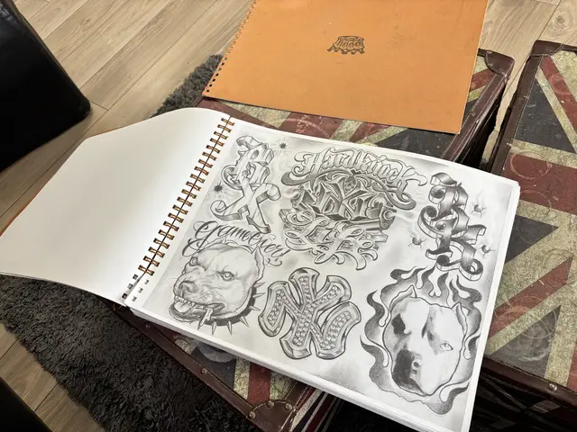 Ein aufgeschlagener Block in dem Tatto-Motive abgebildet sind