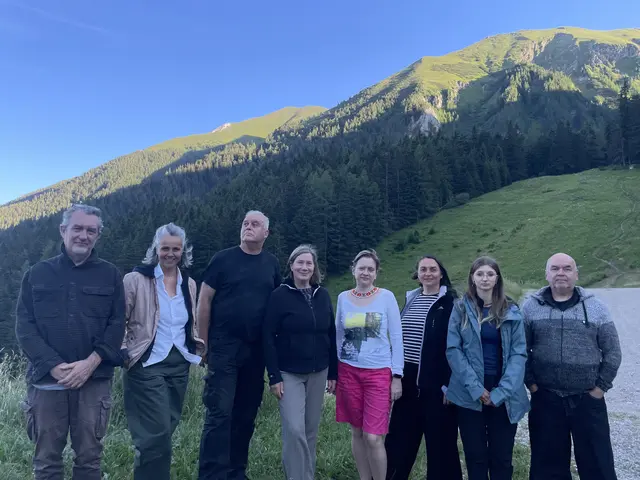Die teilnehmenden Künstlerinnen und Künstler, (Johann Dorfmeister fehlt): Davide Skerje, Veronika Erhart, Josip Zanki, Luise Kloos, Nadia Velychko, Veronika Tsekova, Lara Rusec, Martin Behr. (v. L.)

  | Foto: next – Verein für zeitgenössische Kunst