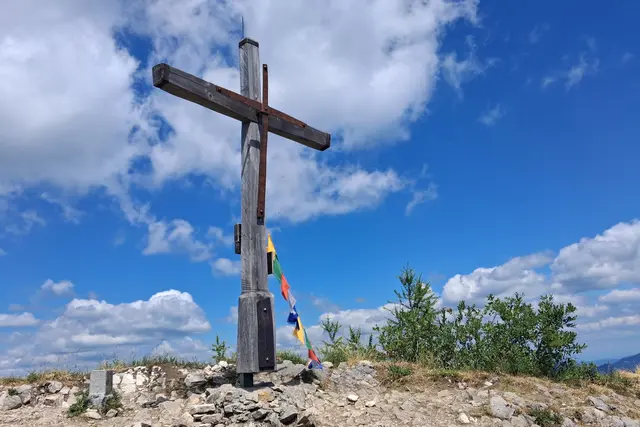 ...da musste wir etwas warten bist die vielen Wanderer weg waren. Das Gipfelkreuz am Wieslerhorn.