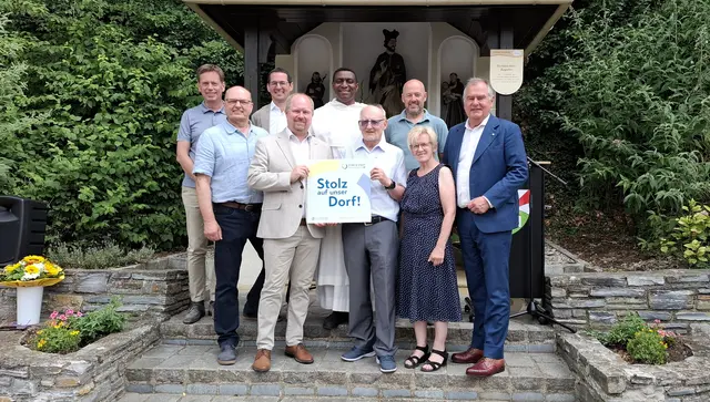 GfGR Markus Schöberl, DI Gerald Stradner, Vizebürgermeister Mag. Stephan Ernst, Bürgermeister Michael Nistl, Pater Nestor, Obmann Johann Woltran, GR Markus Schwendenwein, Hannelore Handler-Woltran u. Landtagsabgeordneten DI Franz Dinhobl | Foto: Dorferneuerungsverein "D' Eichbüchler"