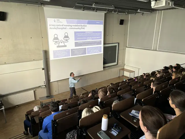 Pflegeexperte Howard Catton (links), CEO des International Council of Nurses (ICN) hielt einen Gastvortrag an der PMU Salzburg. | Foto: Lisa Gold
