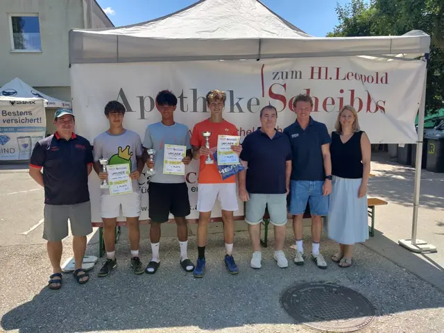 Heimsieg für Lorenz Fischer (Mitte). Kreisobmann Sebastian Ressl (l.), Obmann Hansjörg Ressl, Oberschiedsrichter Matteo Semmelmeyer und Turnierleiterin Nina Garnweidner (v.l.) gratulieren dem Scheibbser Aushängeschild. | Foto: UTC Sparkasse Scheibbs