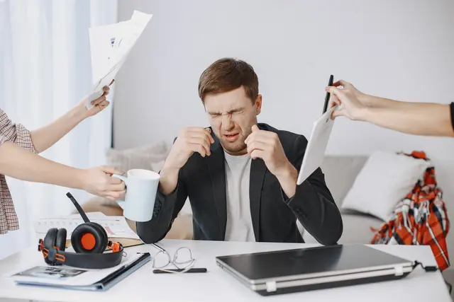 Schon ab 26 Grad Celsius können Konzentration und Leistungsfähigkeit nachlassen: Mit einfachen Maßnahmen lässt sich die Hitze im Büro spürbar reduzieren.
 | Foto: Pexels (Symbolbild)