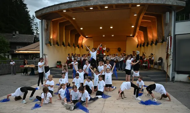 18 Kinder der Volksschule Außervillgraten und acht Schülerinnen und Schüler der Mittelschule Sillian haben einen Tanz einstudiert. | Foto: Musikkapelle Außervillgraten