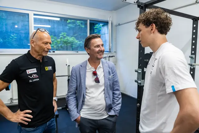 Im Bild v.l.n.r.: Thomas Wörz (Geschäftsführer und Sportliche Leitung des Salzburger Schulsportmodells), Landesrat Martin Zauner und Laurin Korber-Perner. | Foto: Land Salzburg/Neumayr/Hofer