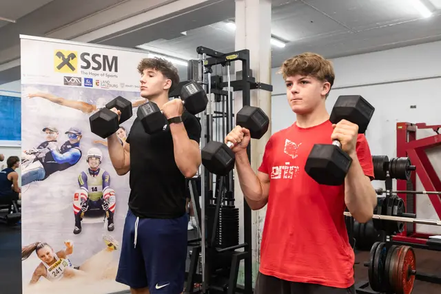 Gemeinsam konnte die Kraftkammer bestens an die Bedürfnisse der jungen Sportlerinnen und Sportler angepasst werden. Im Bild v.l.n.r.: Felix Scheiber und Hermann Klug beim Training.  | Foto: Land Salzburg/Neumayr/Hofer