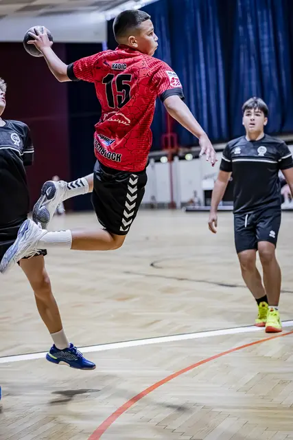 Der Veranstalterverein WAT Fünfhaus Handball wird heuer mit 4 Burschenteams beim Internationalen Schmelz-Turnier vertreten sein. Im Bild in Rot: Armin Kadic vom WAT Fünfhaus.  | Foto: WAT Fünfhaus/Roman Stoiber