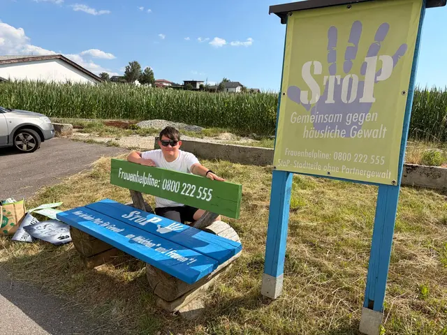 StoP Gewalt Parkbänke in Pabneukirchen neu besprüht und eine vierte Bank aufgestellt.  | Foto: Hochgatterer