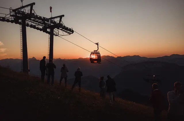 Während die letzten Klänge über den Gipfel erklangen, versank die Sonne langsam hinter den Bergen. | Foto: Florian Egger
