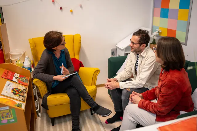 Niederschwellig, diskret und vertrauensvoll: Kindergartensozialarbeiterinnen und -sozialarbeiter boten Gespräche und Beratungen an, vernetzten mit spezialisierten Beratungsstellen und boten in konkreten Fällen auch persönliche Begleitung zu weiteren Hilfsangeboten.  | Foto: Caritas