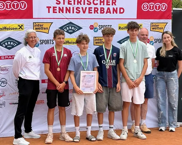 v.li.: Die erfolgreiche U15 des ASKÖ TV Weiz nach dem Finaleinzug bei der steirischen U15-Landesliga mit Carina Nistelberger: Vitus Nistelberger, Noah Weissensteiner, Leo Ampferer und Paulo Plangger. Marc Derler gehört ebenfalls zum erfolgreichen Team, ist jedoch nicht am Foto. | Foto: ASKÖ TV Weiz