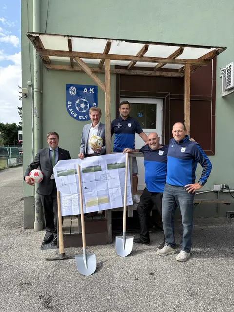 Bürgermeister Andreas Rabl (FPÖ) und Sportreferent Vizebürgermeister Gerhard Kroiß (FPÖ) waren beim Spatenstich dabei. | Foto: Blaue Elf Wels