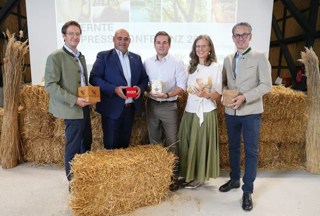 Markus Fritz (PANNATURA), Hannes Mosonyi (Obmann des Landesgremiums Agrarhandel), Martin Pinczker (Bioproduzent), Anja Haider-Wallner (Landeshauptmann-Stellvertreterin) und Mario Winkler (Österreichische Hagelversicherung) | Foto: WKB