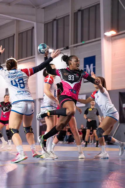 Dabei können während des ganzen Spiels alle Spielerinnen und Spieler mehrfach ausgewechselt werden. | Foto: pexels / Laura Rieusset
