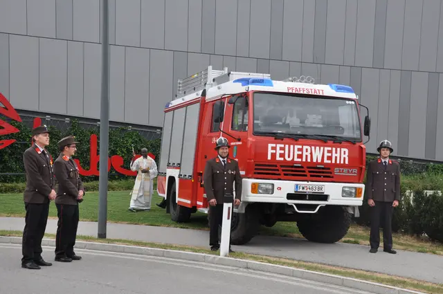 Das generalüberholte Löschfahrzeug mit Bergeausrüstung (LFB) der FF Pfaffstätt wurde gesegnet. | Foto: FF Pfaffstätt