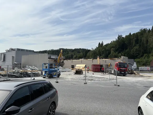 Gegenüber vom Café von Karl Heinz Hojas wird die neue McDonald's-Filiale errichtet. | Foto: MeinBezirk/Harald Almer