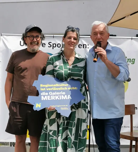 Martin Lammerhuber (rechts) überraschte Doris Hauser mit einer Auszeichnung, Jimmy Schlager freut sich. | Foto: Josef Messirek