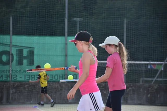 Der Tennis4Kids-Kindertenniskurs ist vor Kurzem gestartet und erfreut sich großer Beliebtheit. Insgesamt nehmen 28 Kinder teil.  | Foto: Zinterhof