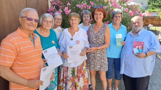 Die ehrenamtlichen Mitarbeiterinnen und Mitarbeiter des "Cafe ANKA" Gerhard Binder, Irena Brendinger, Elfi Keil, Ingeborg Matzinger, Bertha Kahn, Karin Scharf-Schantl bei der Urkundenüberreichung duch Sozial-Stadträtin Angela Stöckl-Wolkerstorfer und GR Peter Böö, der stets das Cafe Anka durch kulinarische Spenden unterstützt. | Foto: zfV