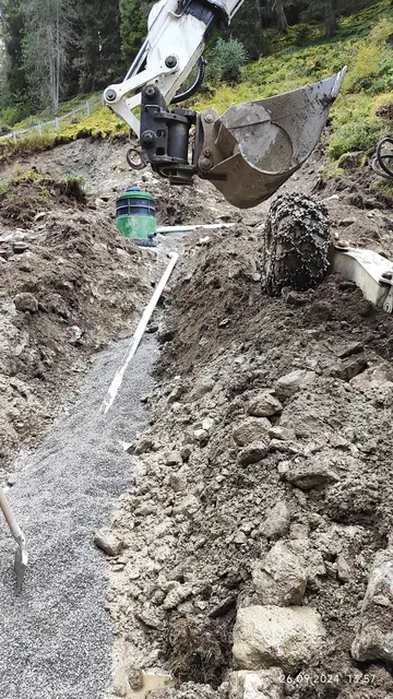 Die Bauarbeiten in teils unwegsamen Gelände stellen  eine große Herausforderung dar. | Foto: Gemeinde Kematen