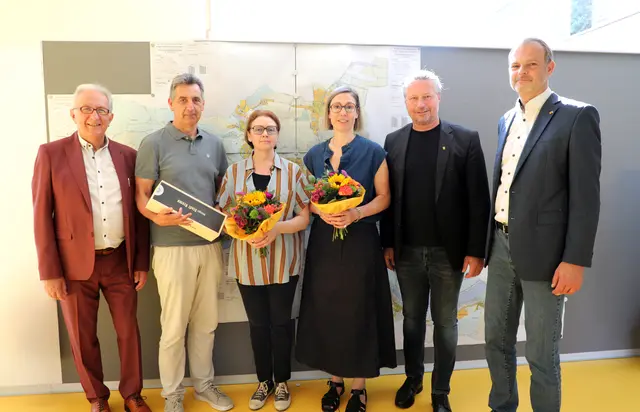 v.li.n.re.: Offizielle Angelobung des neuen Gestaltungsbeirats mit Baustadtrat Günter Herz, den Architekt:innen Christian Koblinger, Marlies Breuss und Alexa Zahn, Bürgermeister Peter Molnar und Baudirektor Reinhard M. Weitzer | Foto: Stadt Krems