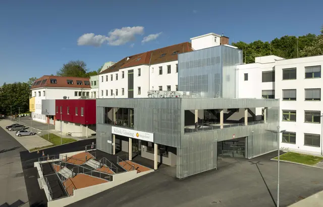 Ein mehrteiliges Gebäude, bei dem es sich um ein Krankenhaus handelt