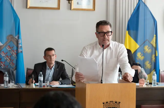 ÖVP-Stadtrat Heinz Past bei der Abstimmung des Gemeinderates über die Ehrennadel in Gold für Leopold Spreitzhofer. | Foto: Santrucek