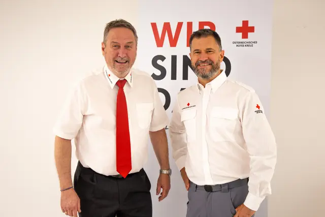 Stefan Klotz (rechts) wird in Zukunft als neuer zweiter Stellvertreter seinen Landesrettungskommandanten Martin Dablander (link) sowie den ersten Stellvertreter Günther Schwemberger und die Chefin des Stabes, Nina Dissertori, unterstützen. | Foto: Rotes Kreuz Tirol, Landesrettungskommando|Eva Rettenbacher