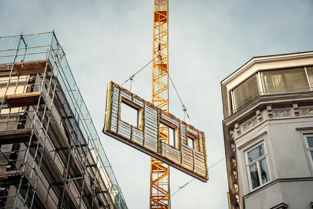 Die Fassadenteile kommen bereits fertig an ihrem neuen Standort an.  | Foto: RENOWATE/Jakob Felsner
