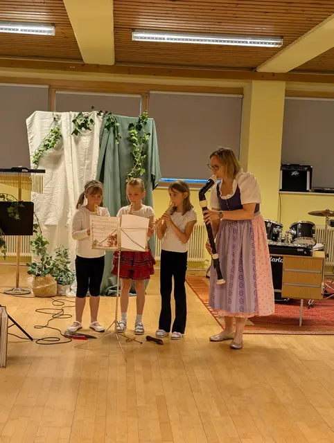 Der Musikverein Gramatneusiedl, die Musikantenschmiede und die örtliche Musikschule waren zum Schulschluss in der Volksschule zu Gast. | Foto: Herret