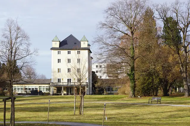 Schloss Kahlsperg mit dem großen Park.