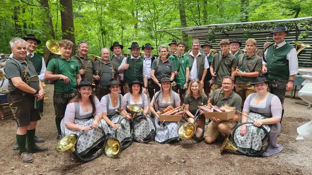 Die Jagdhornbläser aus Preinsbach und Öhling haben am Nachmittag die Gäste mit schönen Klängen unterhalten. Landesjägermeister-Stv. Franz Hochholzer führte die Gruppe an und gratulierte in diesem Zuge Martin Kendlbacher zum gelungenen Jubiläumsfest.
 | Foto: Gemeinde Viehdorf
