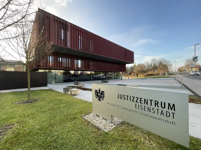 Am Montag wurde die U-Haft des Verdächtigen verlängert, welchem unter anderem vorgeworfen wird, Hipp-Babybrei mit Rattengift manipuliert zu haben.  | Foto: Gernot Heigl