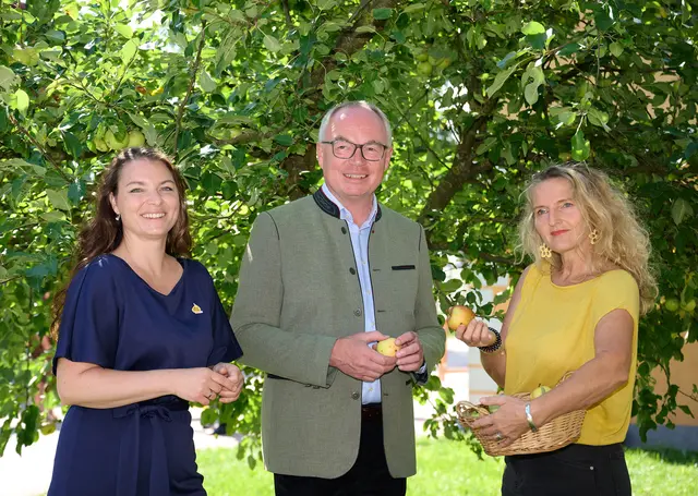 Maria Haider (Moststraße), Dr. Stephan Pernkopf (LH-Stellvertreter und Landesrat), 
Gerlinde Handlechner (Pomologin) –  | Foto: NLK Pfeiffer