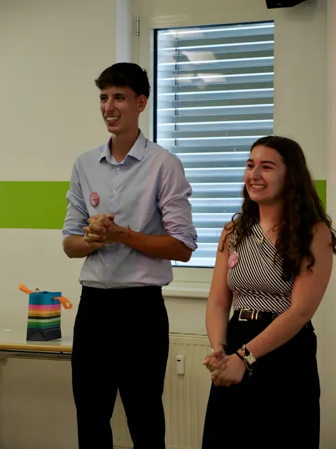 Ein Mann und eine Frau stehen nebeneinander und lachen