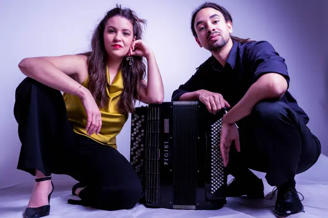 Das Duo besteht aus Akkordeonist Tobias Kochseder (r.) und Sängerin Christine Rainer.  | Foto: Tobias Kochseder