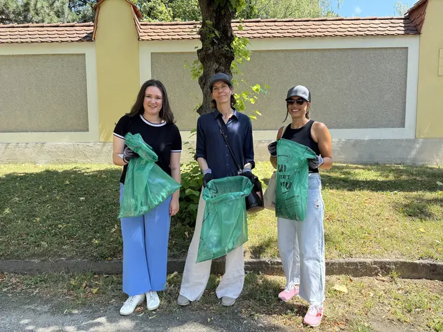 Caritas-Vorstandsmitglied Marion Huber (Mitte) und Wärmestube-Mitarbeiterin Sonja Naderer (re.) erhielten u.a. Unterstützung von LAbg. Anne-Sophie Bauer. | Foto: Caritas