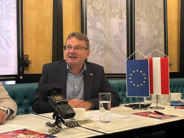 Europaabgeordneter Hannes Heide spricht sich für die Unterstützung regionaler Medien aus. | Foto: MeinBezirk/Philipp Gratzer