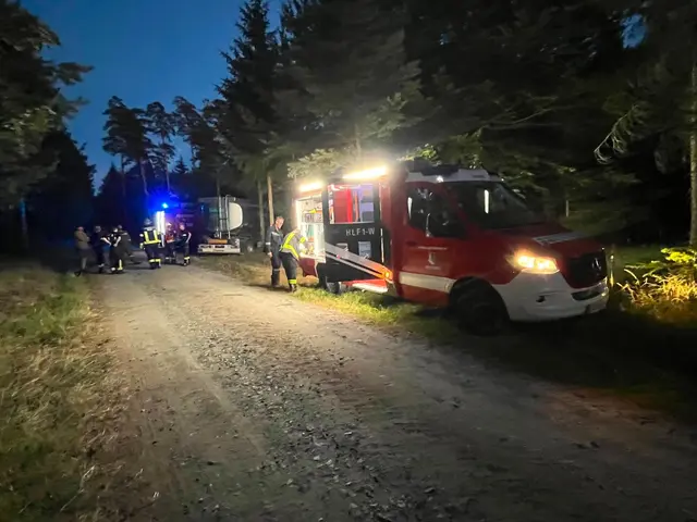 Tanklöschfahrzeuge sichern im Pendelverkehr die Wasserversorgung an der Einsatzstelle. | Foto: Feuerwehren