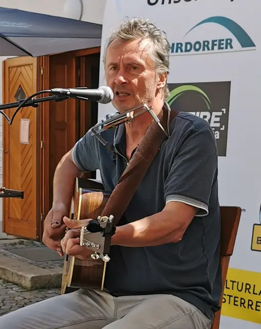 Gerald Etzler, perfekt auf Gitarre, Harmonika und Gesang. | Foto: Josef Messirek