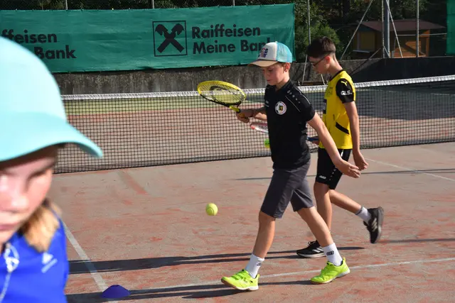 Der Tennis4Kids-Kindertenniskurs ist vor Kurzem gestartet und erfreut sich großer Beliebtheit. Insgesamt nehmen 28 Kinder teil.  | Foto: Zinterhof