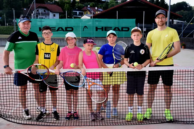 Gottfried Hochgatterer, links, und Matthias Hochgatterer beim Nachwuchstraining.  28 Kids nehmen daran teil und können auch den ganzen Sommer gratis spielen. Sektion Tennis der SU Pabneukirchen.  | Foto: Zinterhof